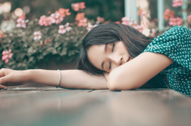 woman-asleep-on-table